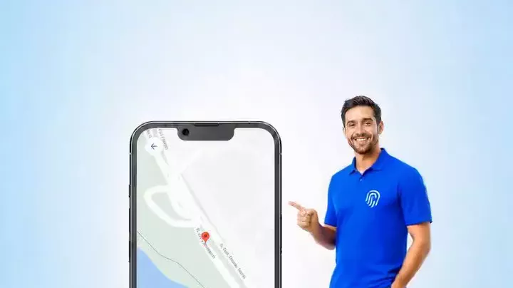 Colaborador ao lado do app Ponto Lite aberto no celular