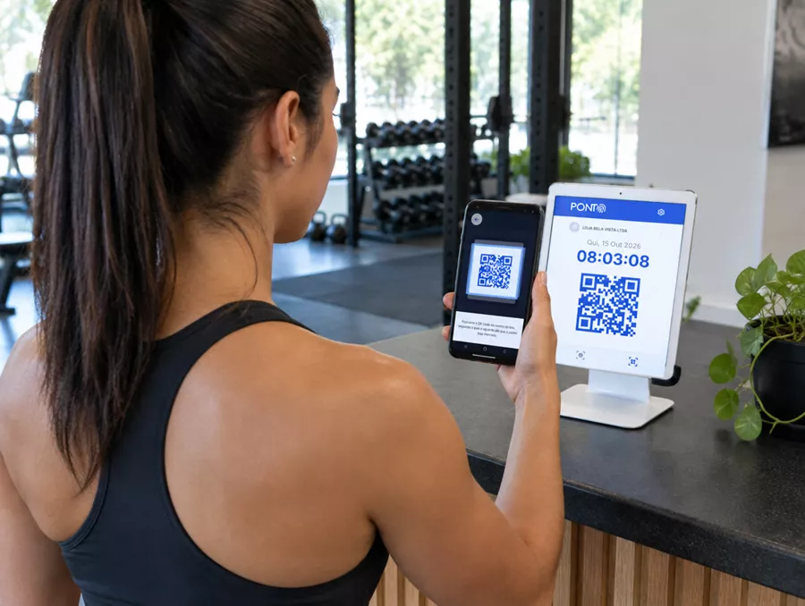 Personal trainer marcando o ponto no tablet da recepção