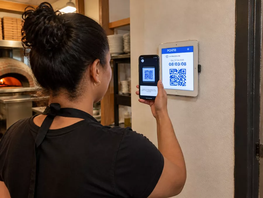 Garçonete apontando o celular para o tablet na parede