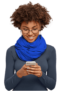 Mulher utilizando o aplicativo Registro Ponto no celular