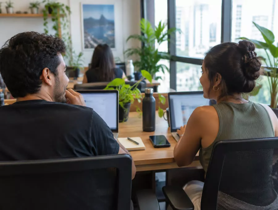 Equipe de agência trabalhando em notebooks